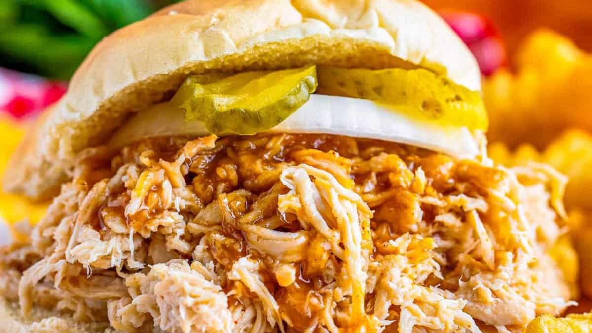 Sandwich au Poulet Épicé de Nashville à la Mijoteuse.