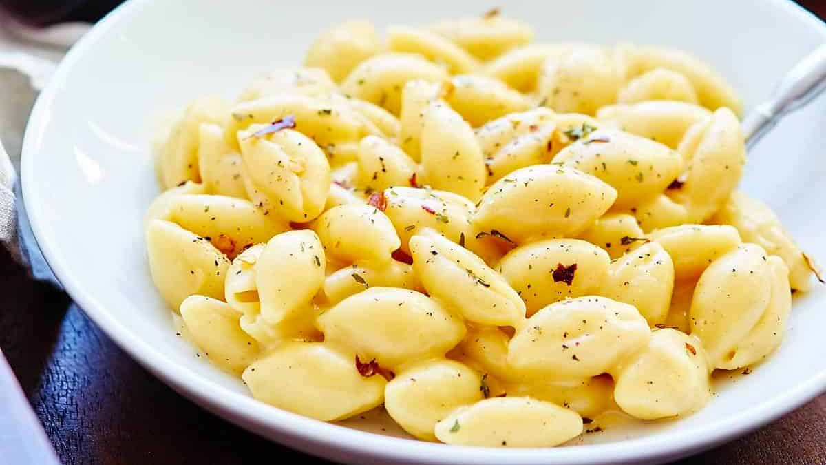 Macaroni au fromage en une seule poêle.