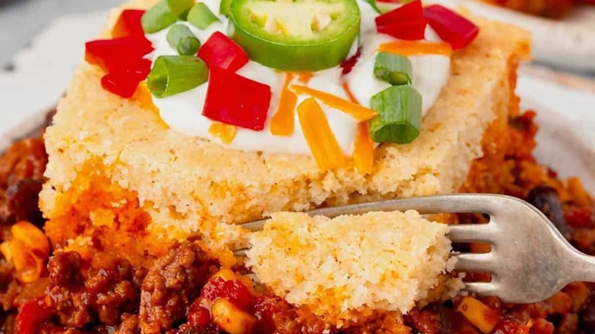 Une portion de Casserole de Pain de Maïs Cowboy.