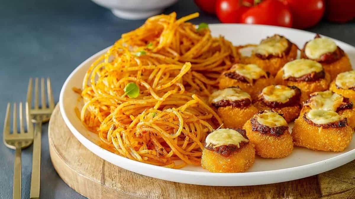 Parmigiana de nuggets de poulet.