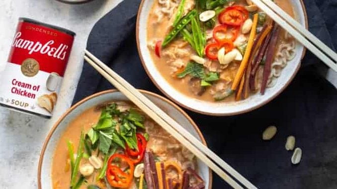 Ramen au poulet crémeux thaïlandais.