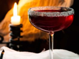 Mocktail Margarita de Vampire : Recette Facile et Originale vampire margarita with a candle and cob webs in the background