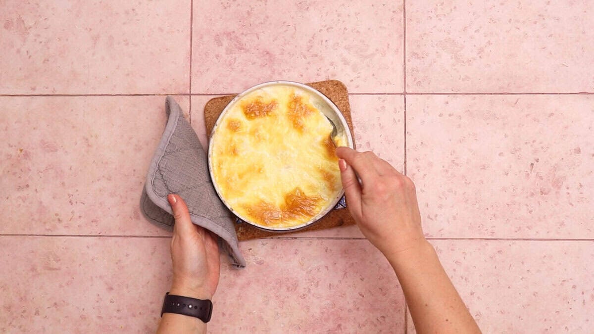 Mélanger le macaroni au brie après presque avoir fini de cuire.