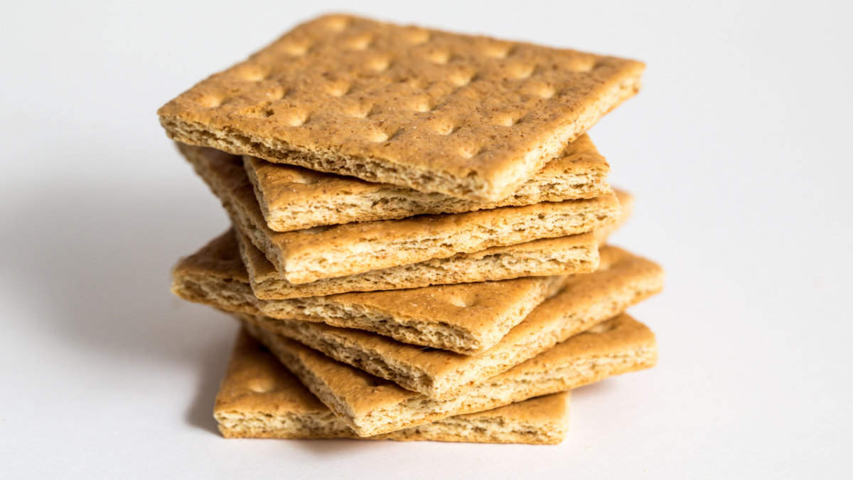 Une pile de crackers.