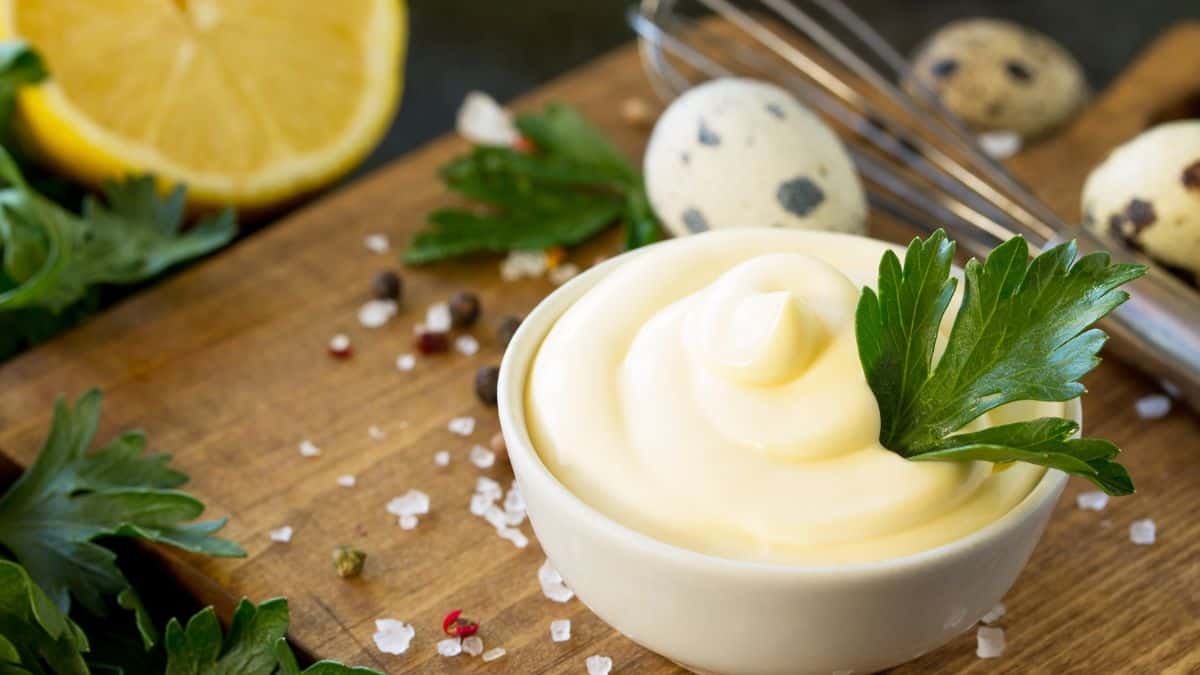 Un petit bol de mayonnaise maison.