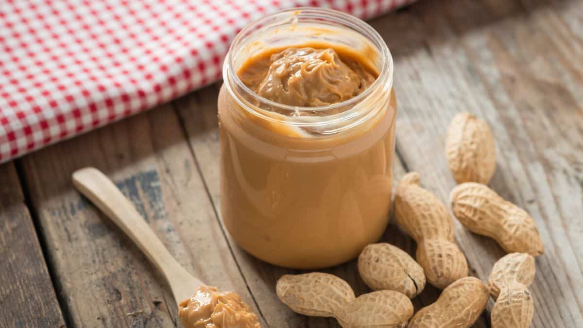 Un pot de beurre de cacahuète.