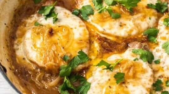 Côtelettes de porc à l'oignon français.