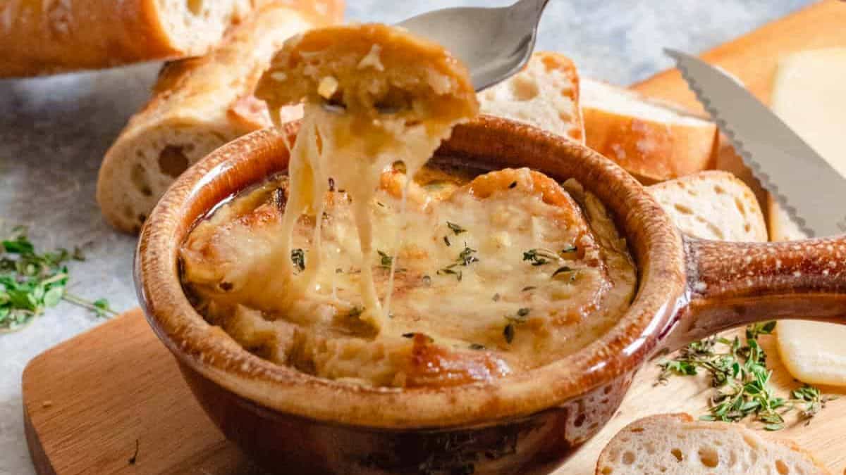 Soupe à l'oignon française à l'Instant Pot.