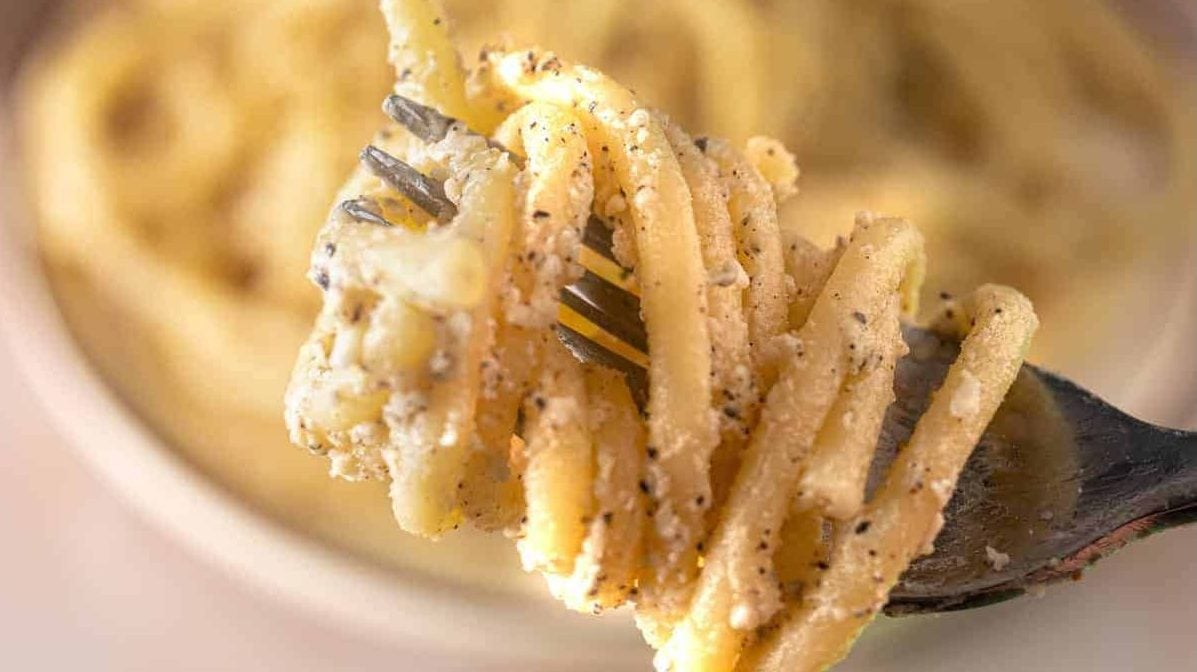 Une fourchette avec cacio e pepe.