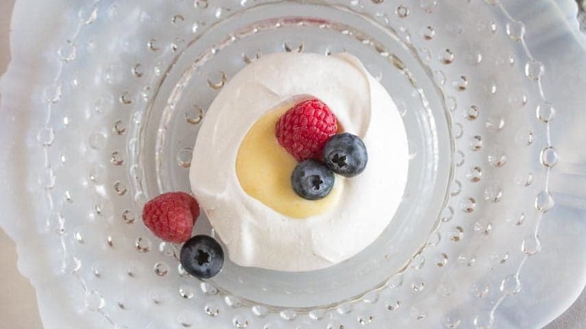 Nids de Meringue avec Curd au Citron & Baies.