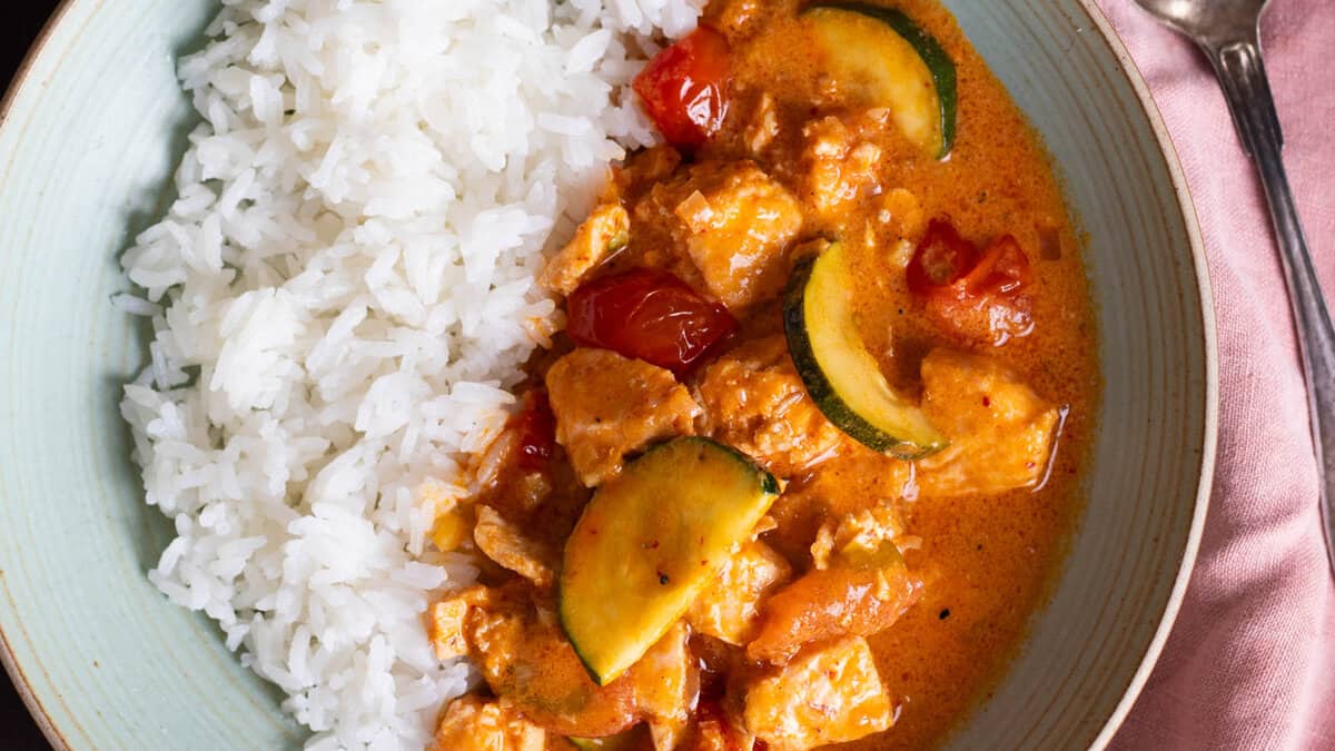 Un bol de curry de saumon thaï avec du riz.