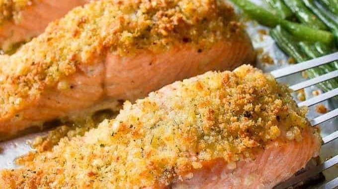 Saumon cuit avec garniture croustillante.