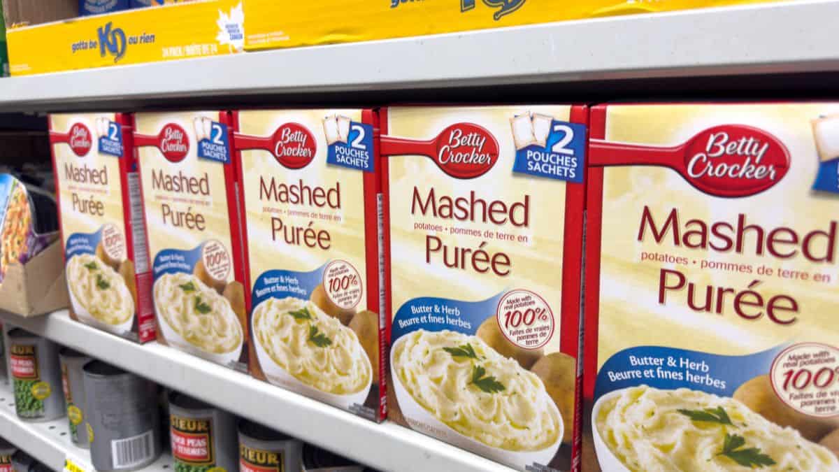 Boîtes de pommes de terre écrasées instantanées.