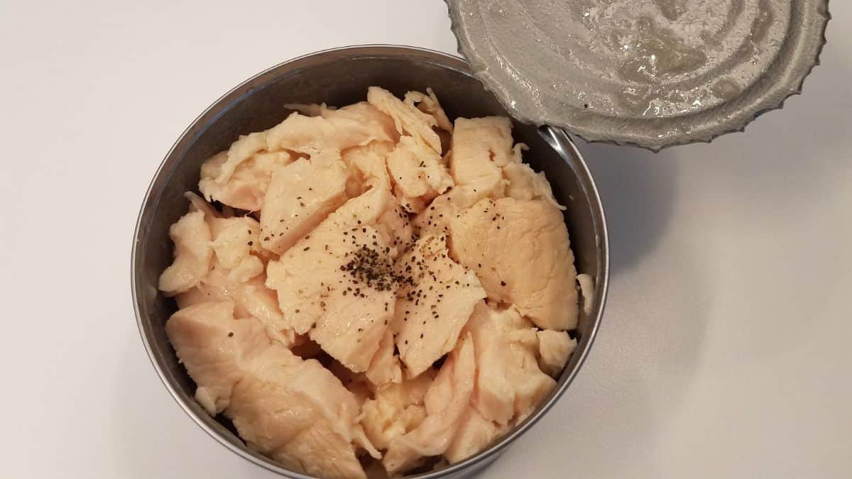 Une boîte de poulet ouverte.