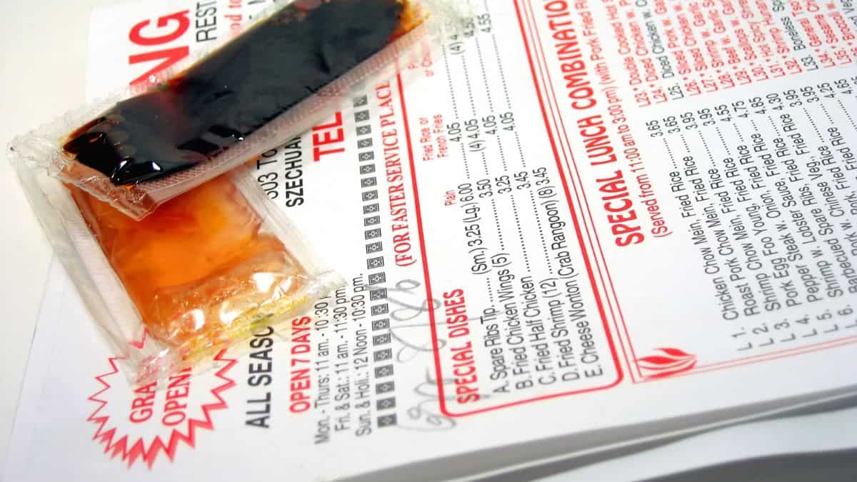 Menus de restauration et sachets de sauce.