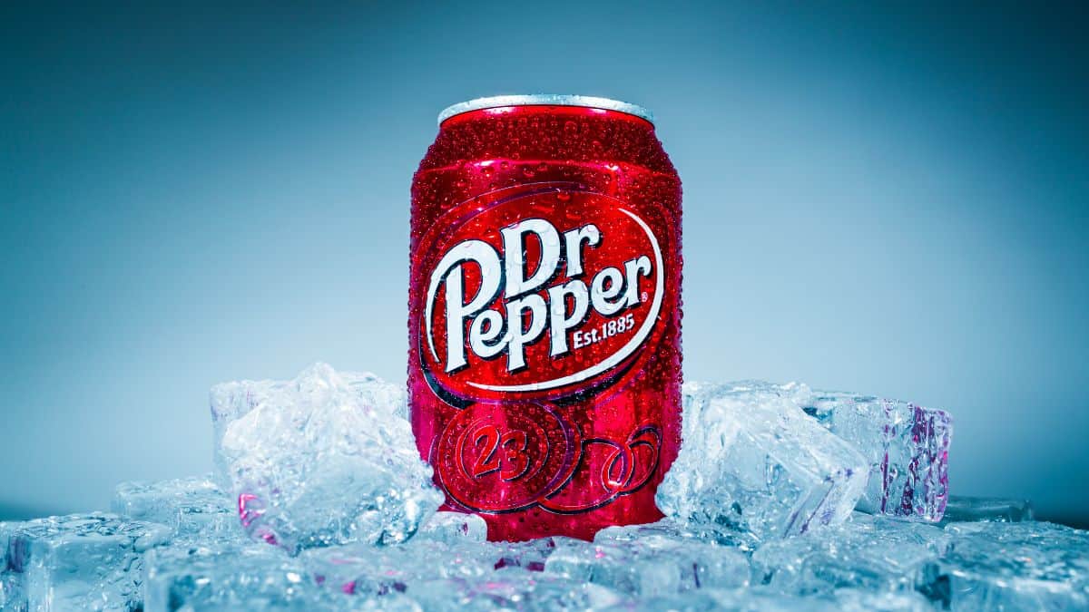 Une boîte de Dr Pepper.