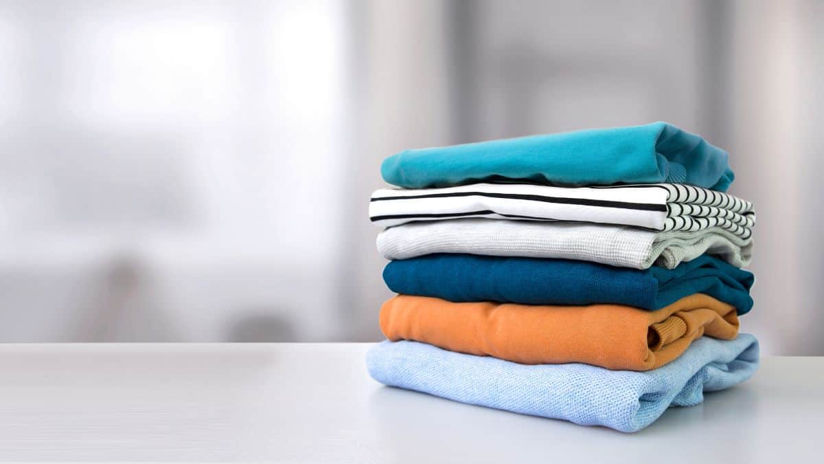 Une pile de vêtements pliés.