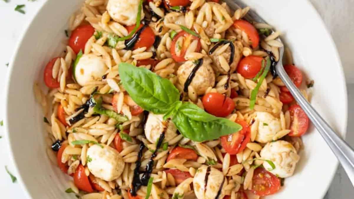 Salade de pâtes orzo caprese.