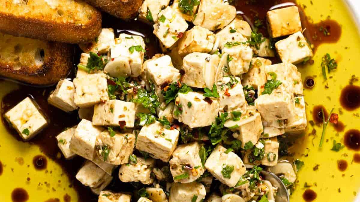 Feta marinée à l'ail et aux herbes