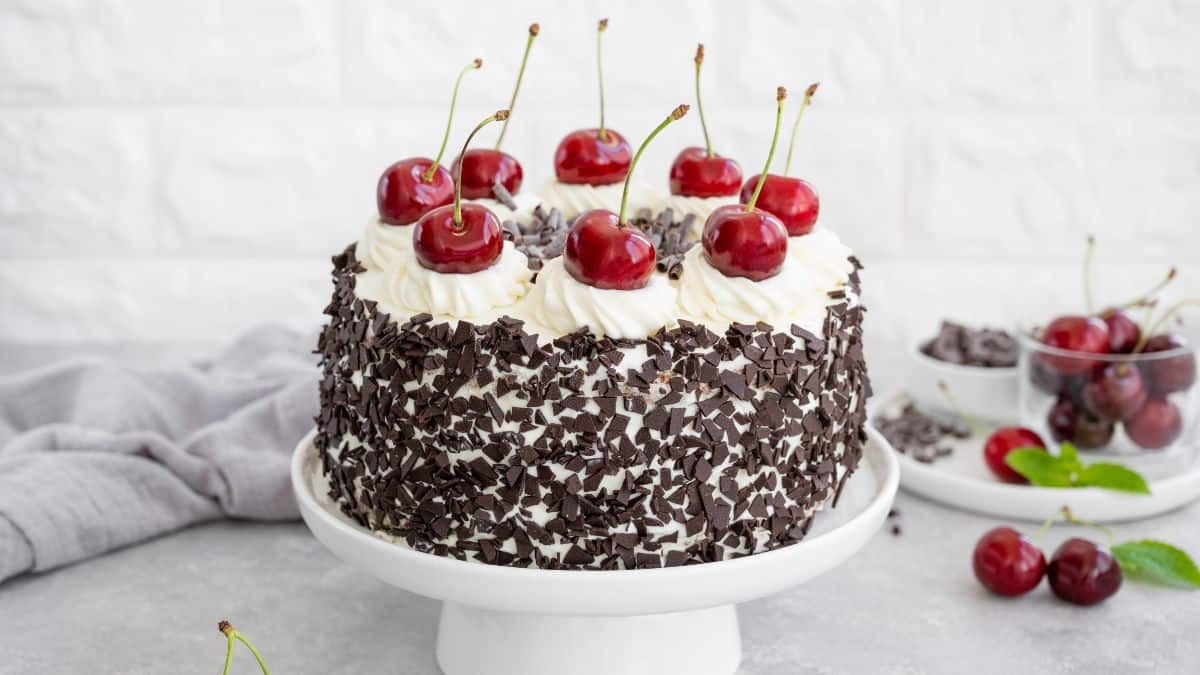Un gâteau forêt noire magnifiquement décoré.
