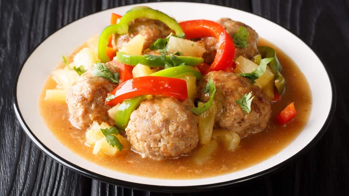 Une assiette de boulettes de viande hawaïennes.
