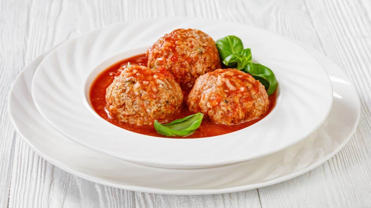 Boulettes de porc-épic dans une sauce tomate.