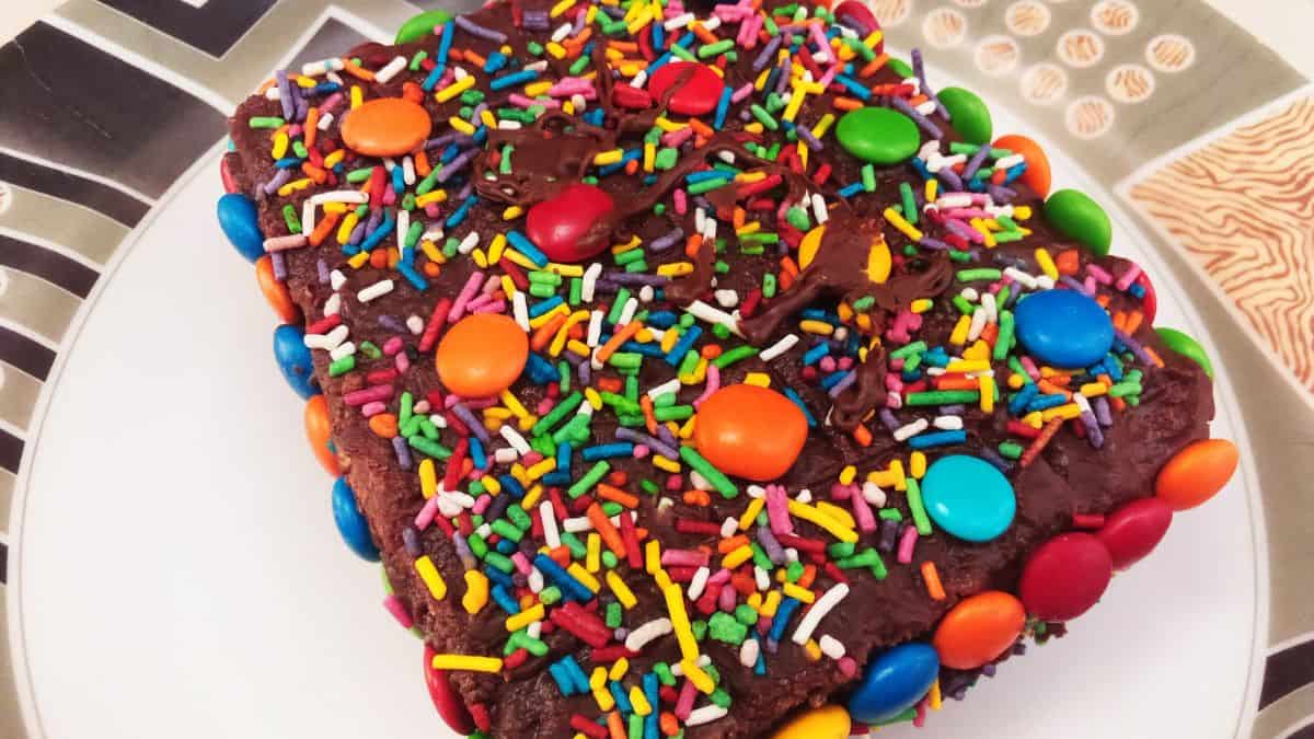 Un gâteau fou décoré de vermicelles.