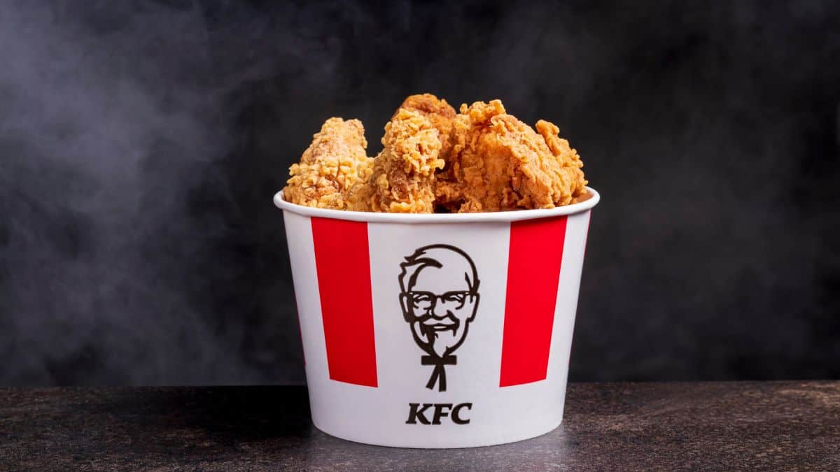 Un seau de poulet KFC.