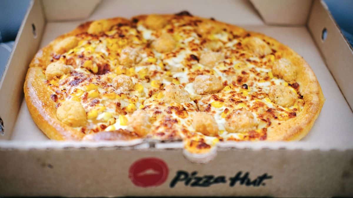 Une pizza de Pizza Hut dans sa boîte.