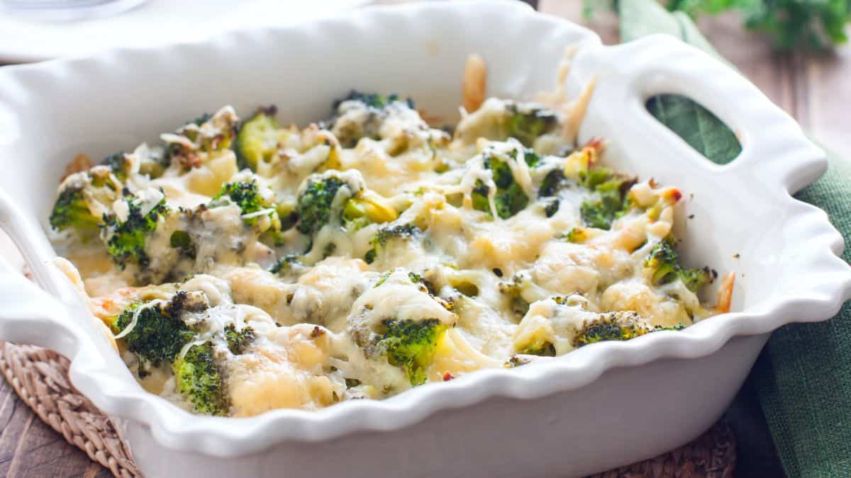 Une casserole crémeuse avec du brocoli.