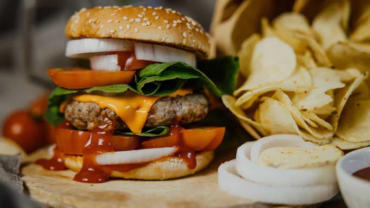 Un hamburger à côté de quelques chips.