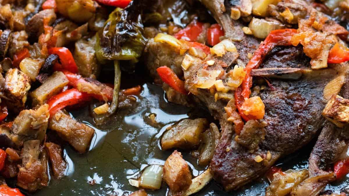 Côtelettes d'agneau cuites au four avec légumes.