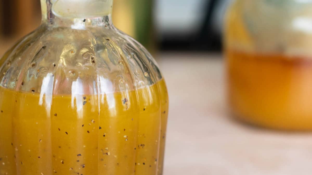 Une bouteille de vinaigrette au vinaigre de cidre.