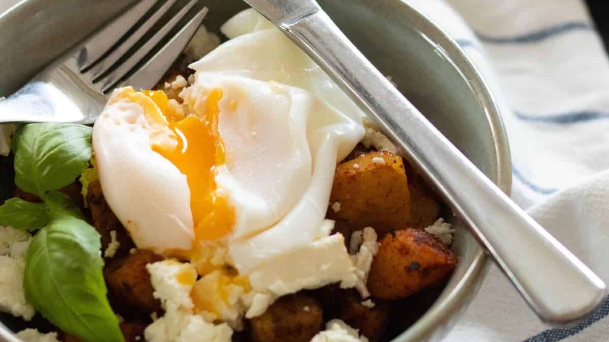 Bol de petit-déjeuner avec œuf.