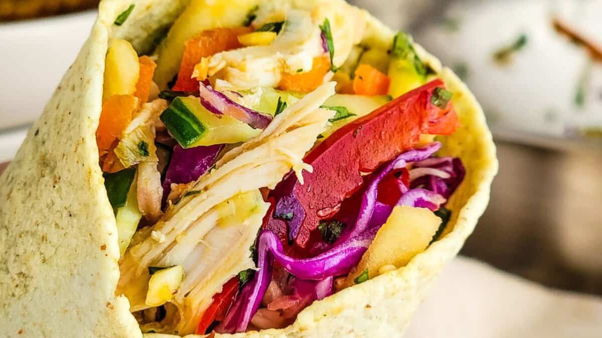 Wrap de salade de poulet au sésame asiatique.