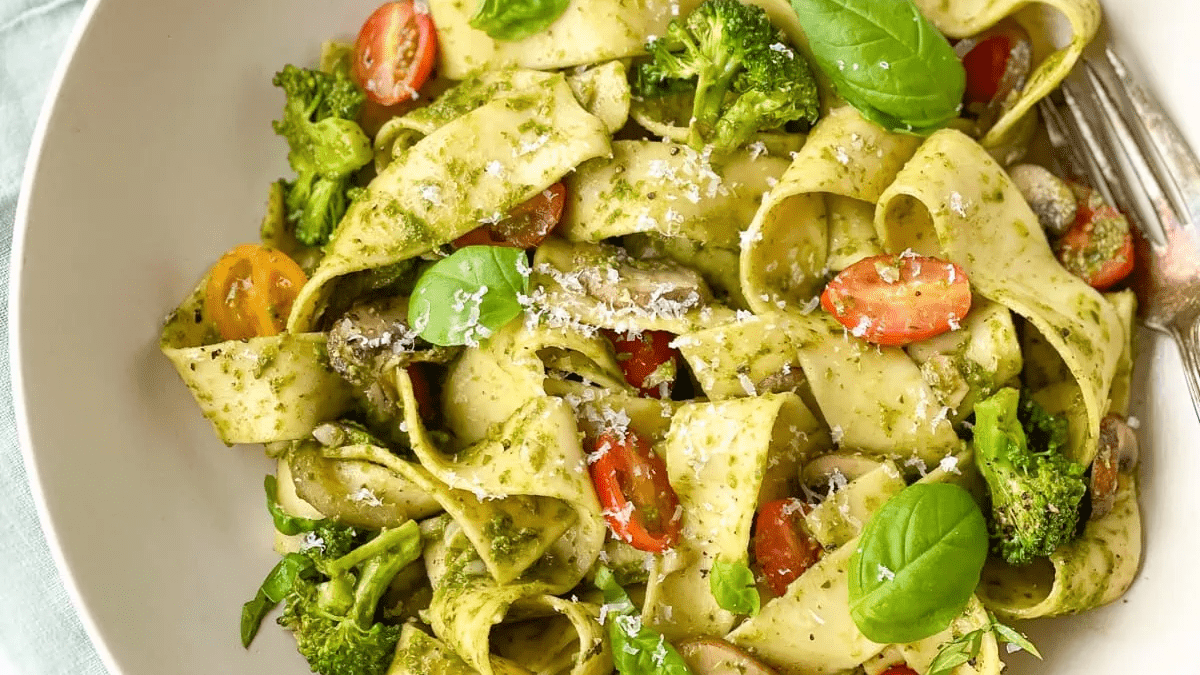 Un bol de pâtes pappardelle au pesto.