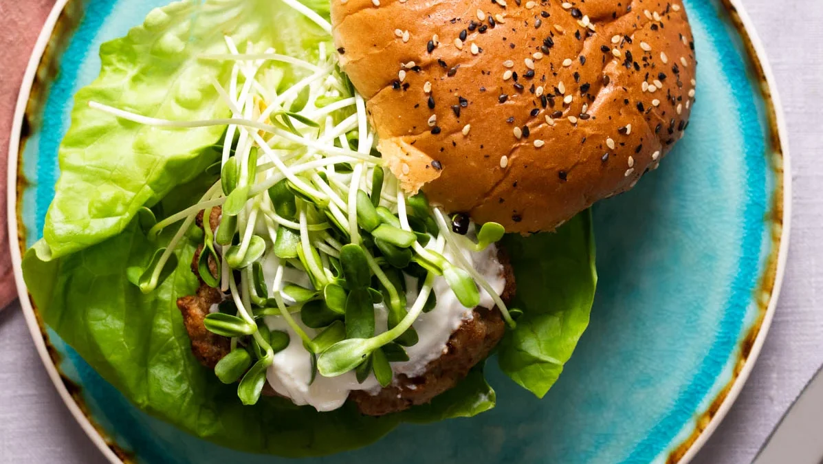 Un burger de dinde dans une airfryer.