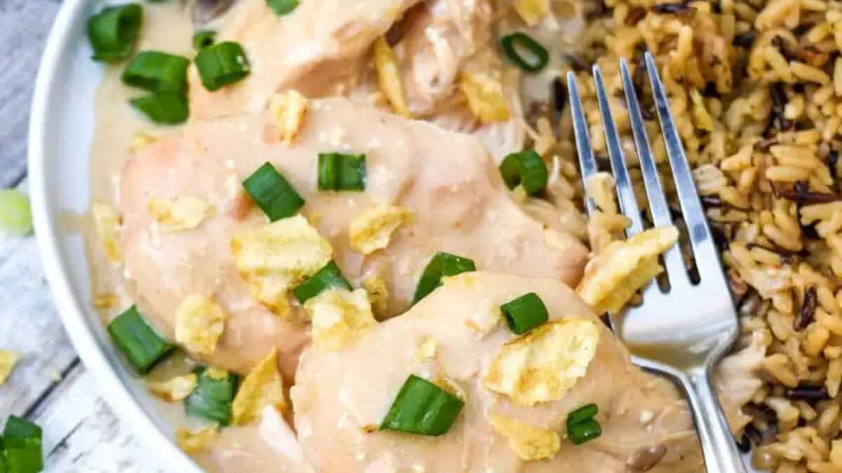 Poulet à la Crème Aigre et Oignons au Crockpot.