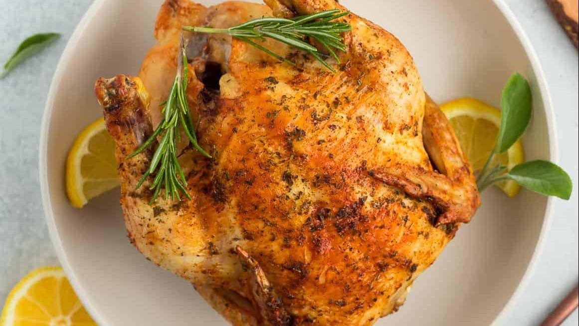 Une poule de Cornouailles sur une assiette.