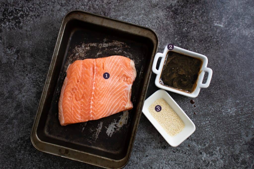 vue de dessus des ingrédients nécessaires pour préparer le saumon teriyaki cuit au four