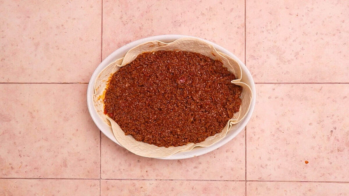 Tortillas et viande hachée dans une poêle.