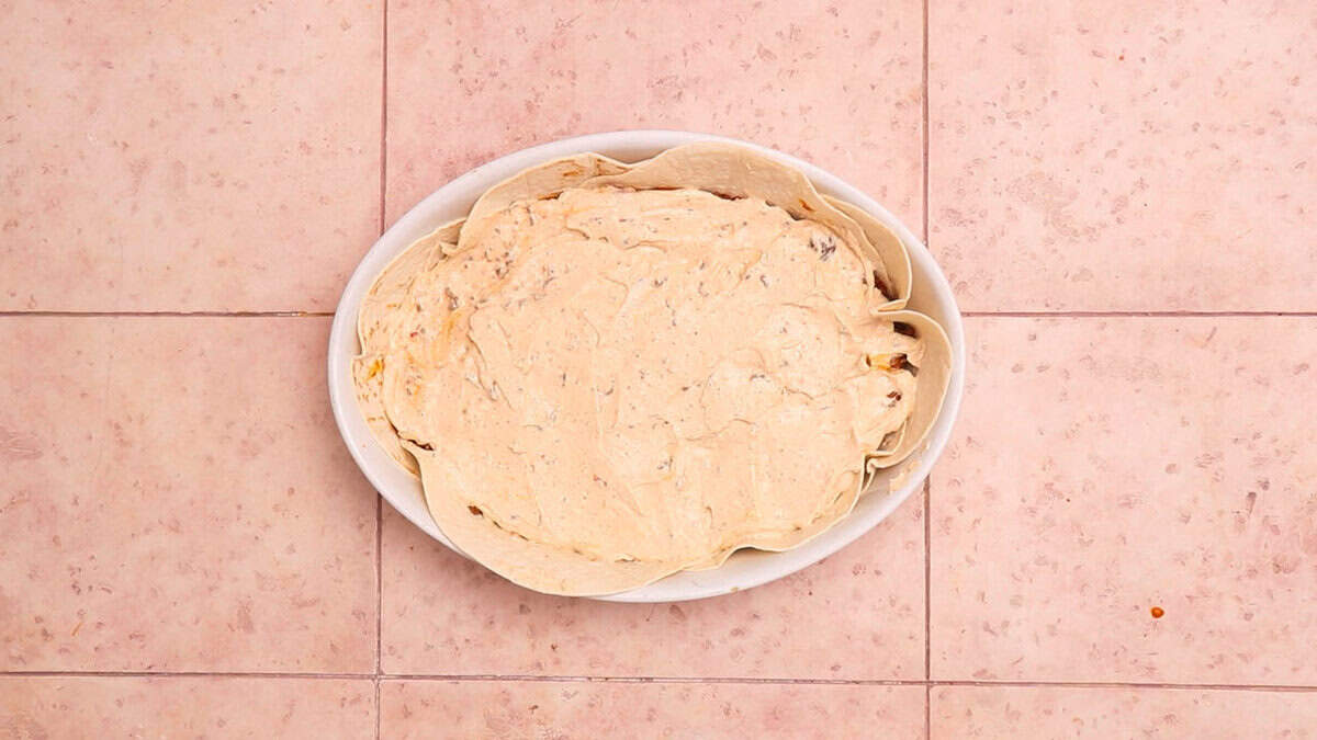 Casserole de tacos avec le mélange de fromage à la crème.