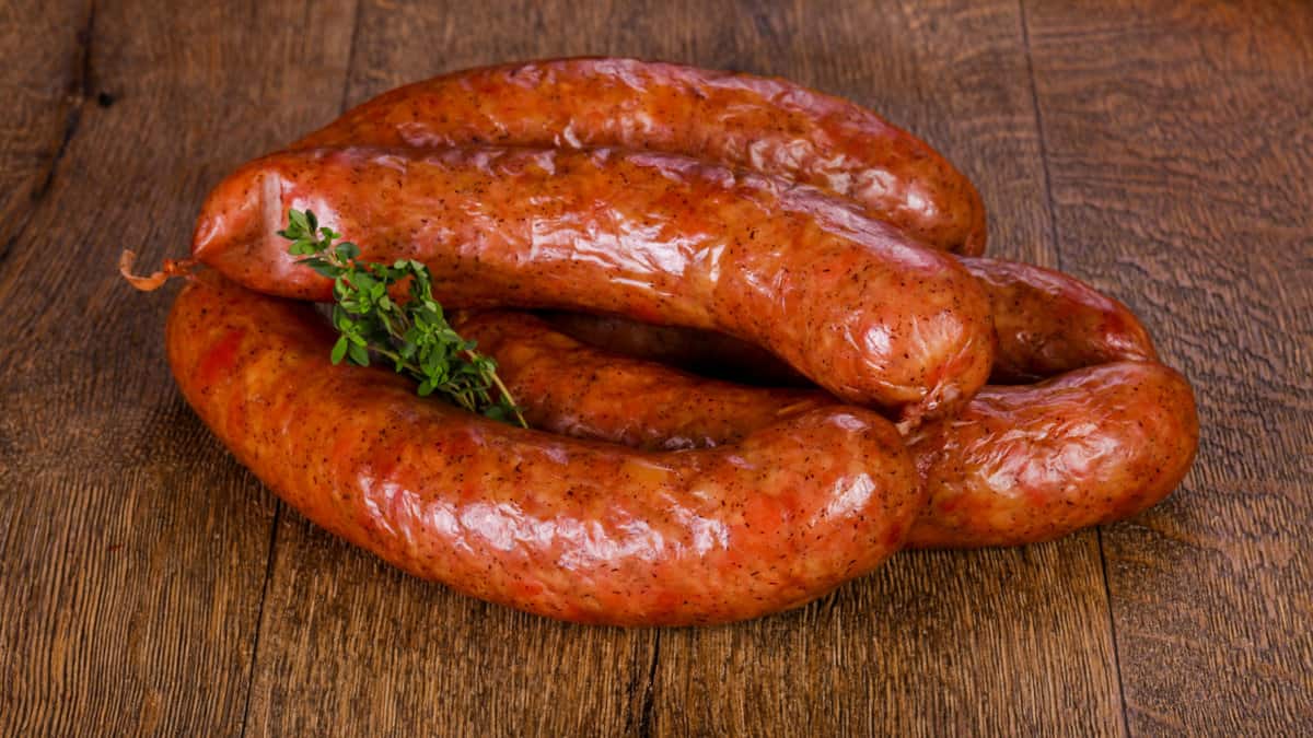 Saucisses de porc sur un fond en bois.
