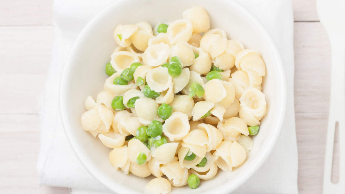 Coquilles au fromage avec des petits pois.