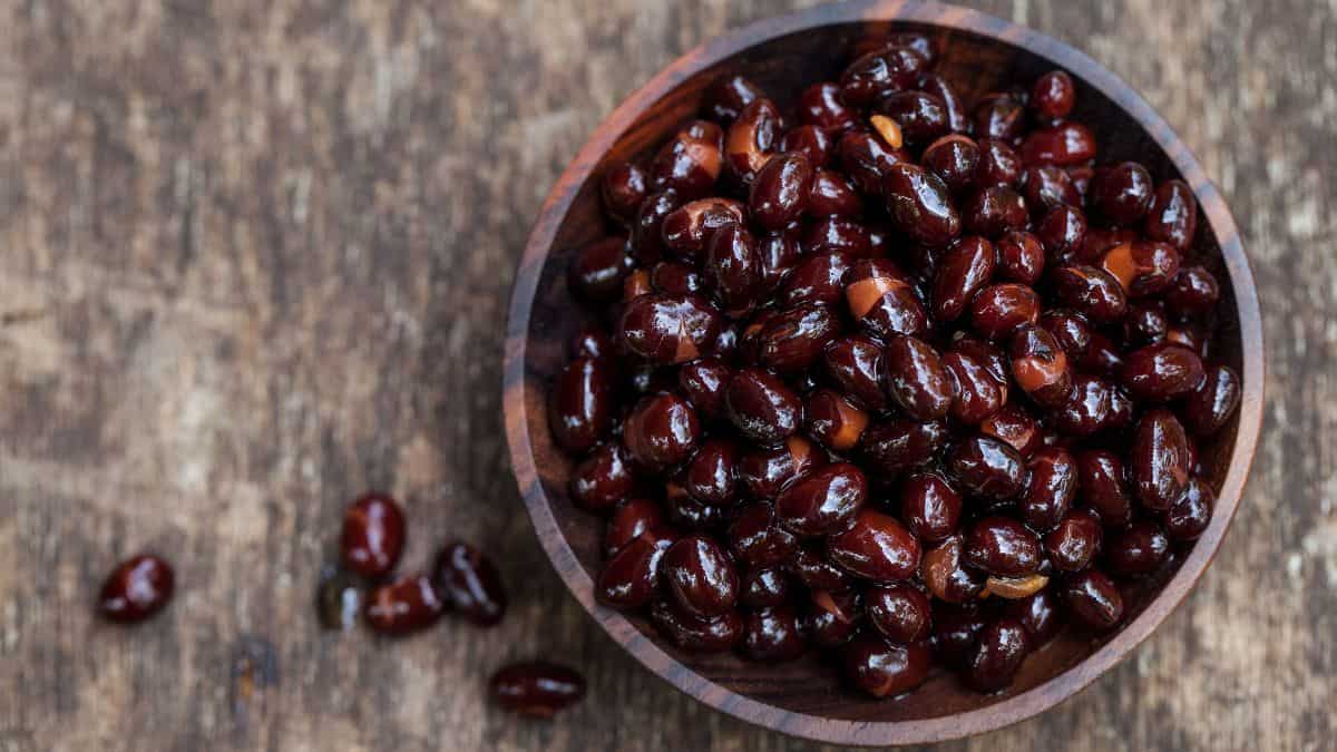 Un bol de haricots noirs.