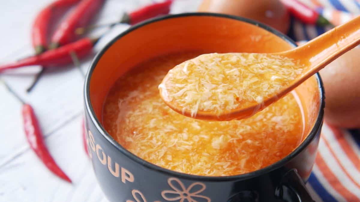 Un bol de soupe aux œufs.