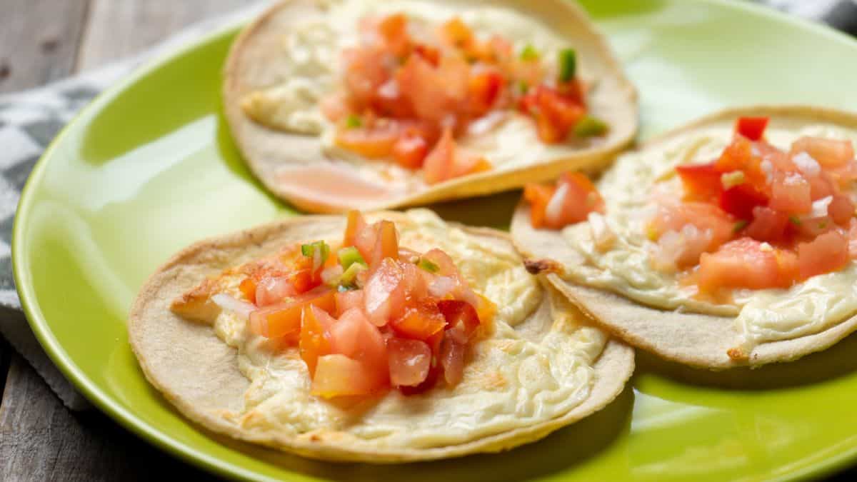 Quesadillas ouvertes garnies de tomates.