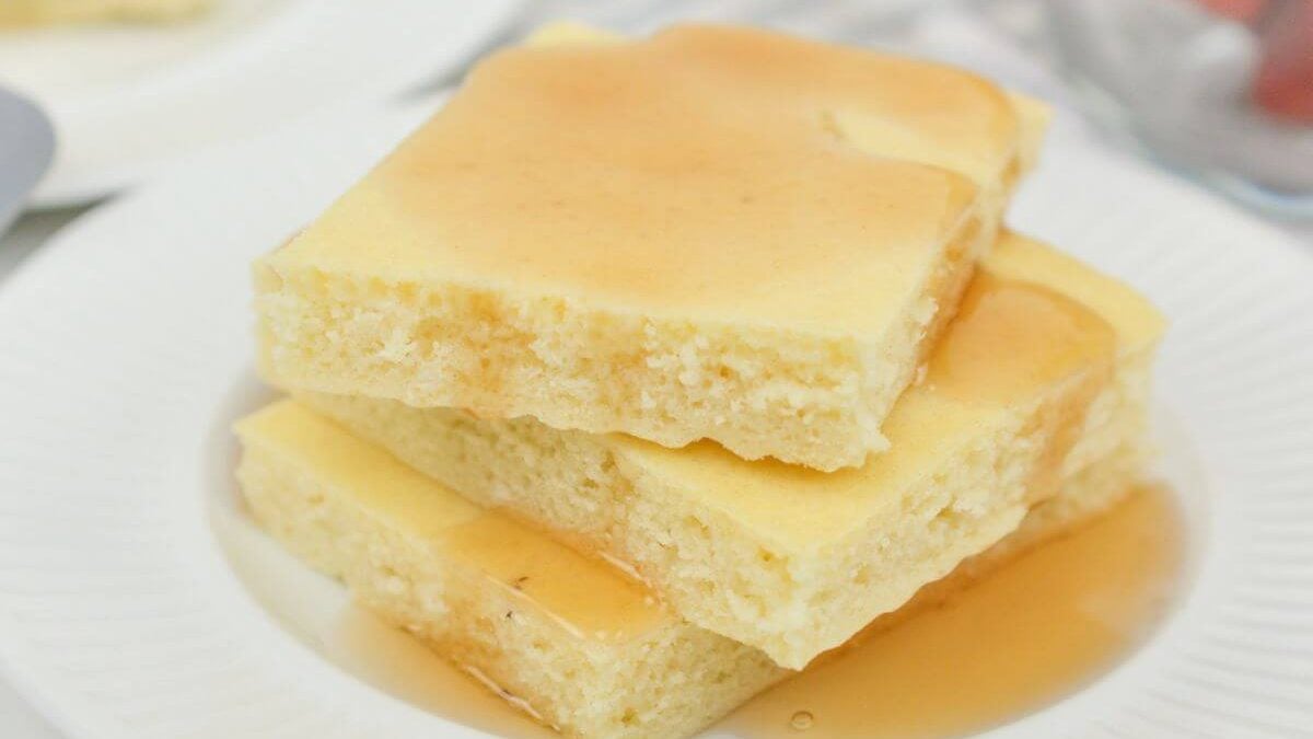 Une pile de pancakes au four.