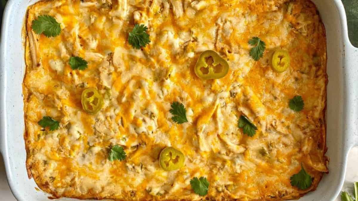 Casserole d'Enchiladas au Poulet et Crème Aigre.