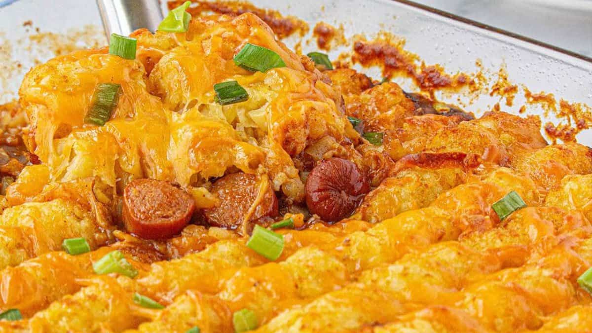 Casserole de Tater Tots Chili Dog.